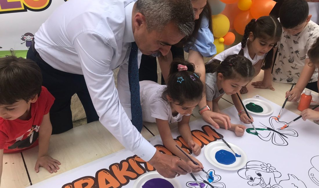 Minik öğrenciler ile düzenlenen etkinlikte bir araya gelen Erdek Kaymakamı