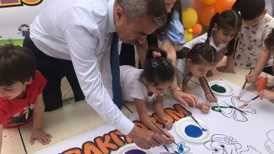 Minik öğrenciler ile düzenlenen etkinlikte bir araya gelen Erdek Kaymakamı