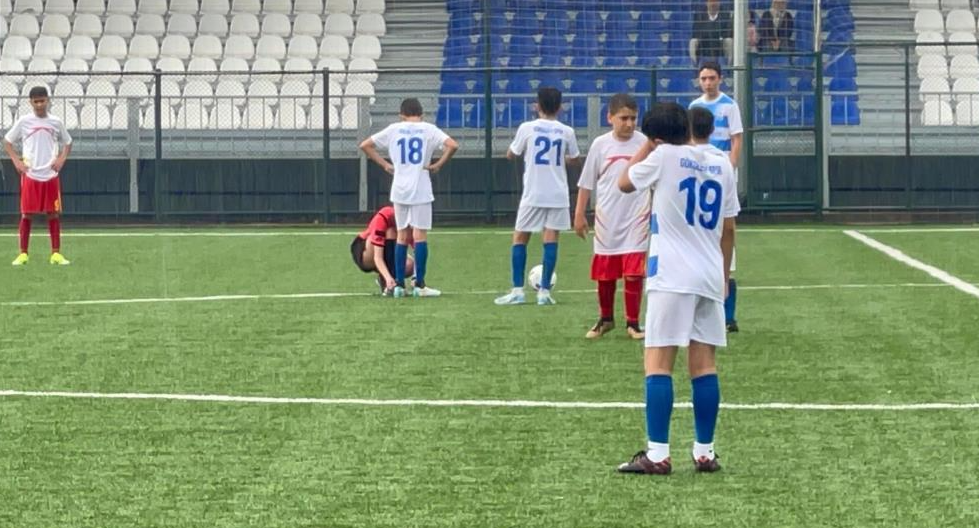 Kadın hakem maçı durdurup küçük futbolcunun ayakkabılarını bağladı Zonguldak’ta oynanan U13 Ligi maçında hakem Ayşe Nur Demirhan, Gökçebeysporun