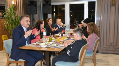 Dünya Yetimler Günü dolaysıyla, Edremit Kaymakamı Ahmet Odabaş, ilçede ikamet