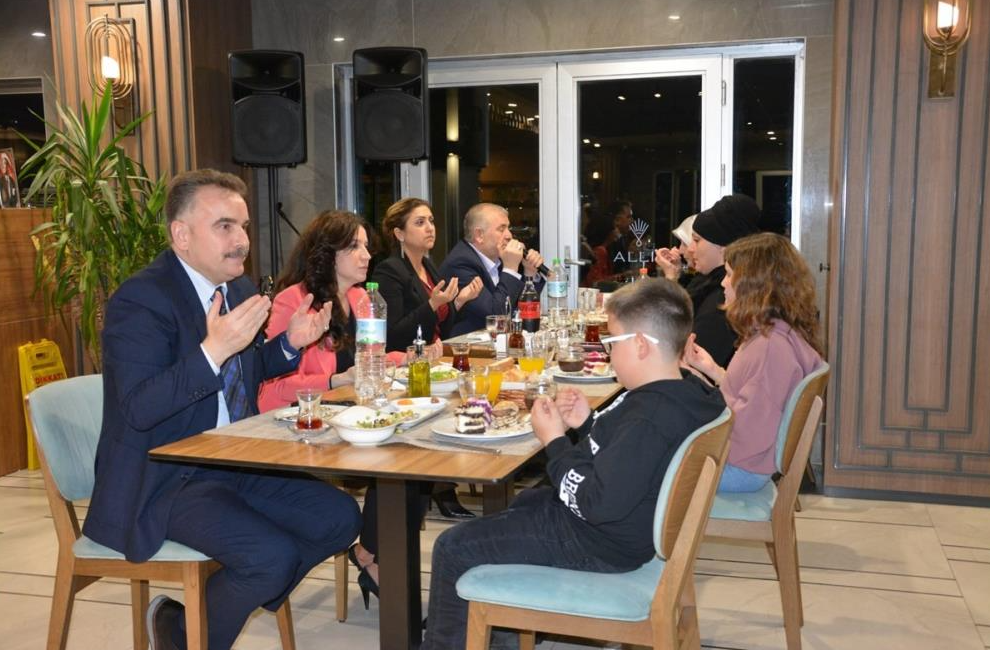 Dünya Yetimler Günü dolaysıyla, Edremit Kaymakamı Ahmet Odabaş, ilçede ikamet