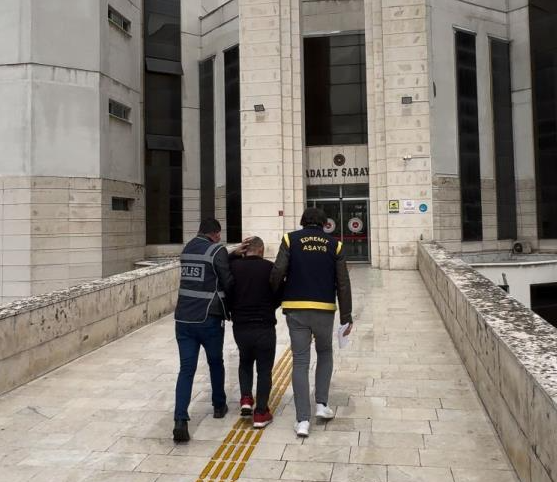 Kovalamaca sonucu yakalandı, 27 yıl hapis cezasıyla arandığı ortaya çıktı Edremit’te uygulama noktasında polisin “dur” ihtarına uymayan bir kişi polis