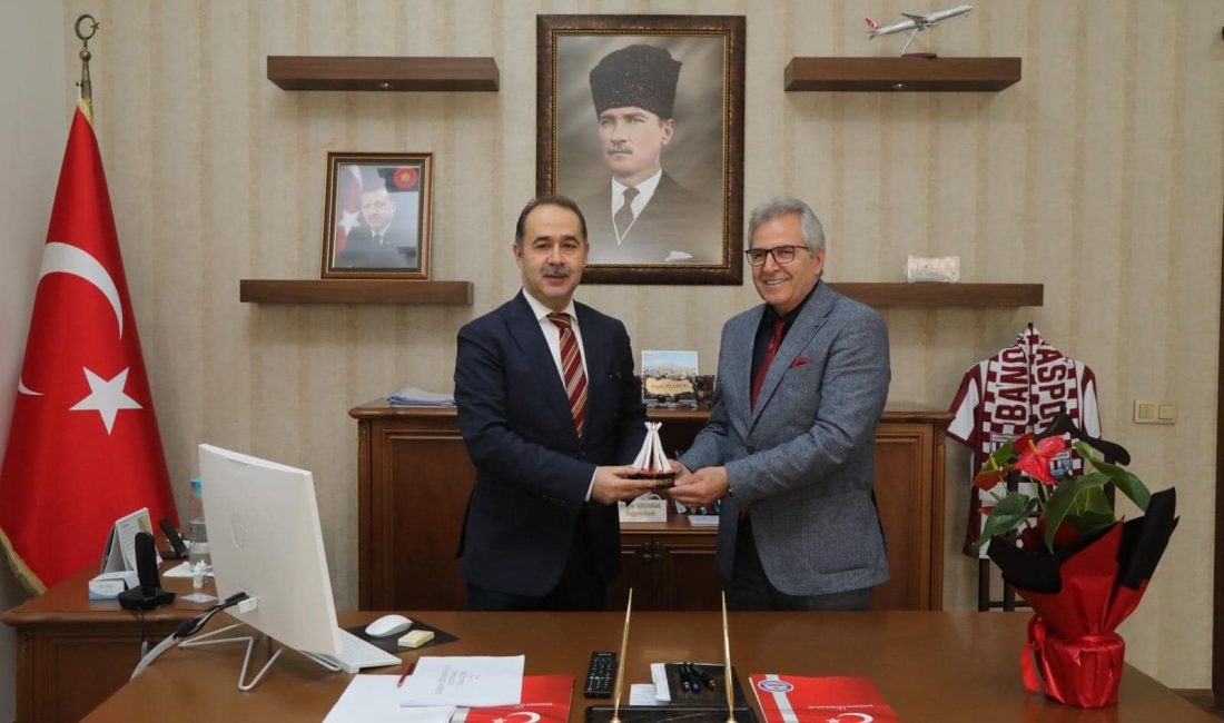 Bandırma Belediye Başkanı Dursun Mirza, Bandırma Kaymakamı Engin Aksakal’ın makamına