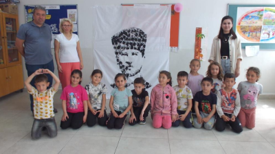 Burhaniye’de Kızıklı İlkokulu öğrencileri parmak baskısı ile Atatürk Portresi yaptı.Milli