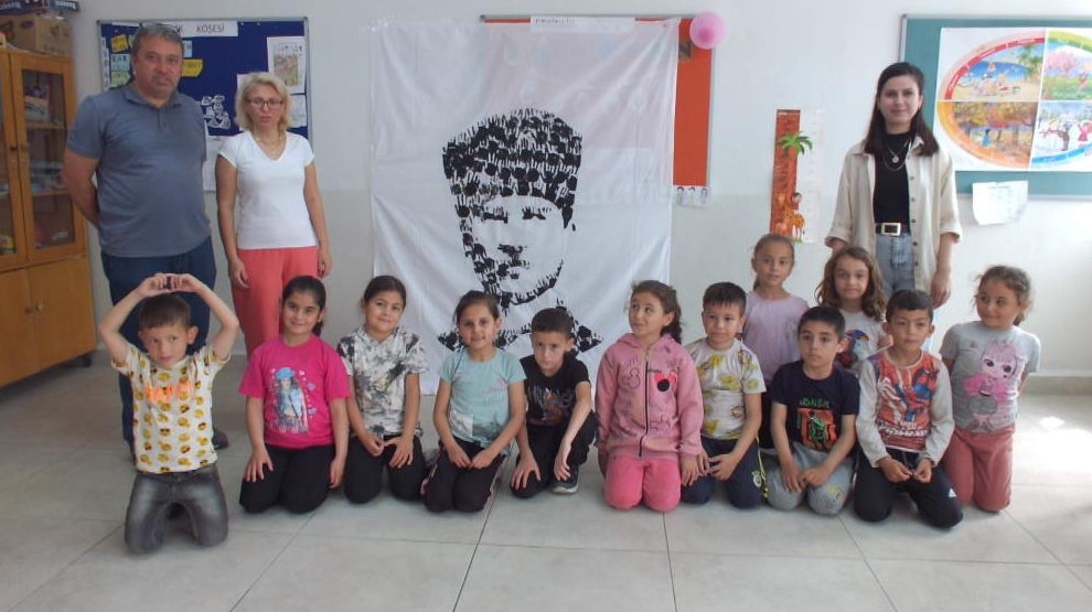 Burhaniye’de Kızıklı İlkokulu öğrencileri parmak baskısı ile Atatürk Portresi yaptı.Milli