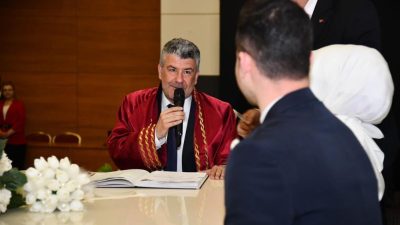 Yeni Karesi Belediye Başkanı Mesut Akbıyık, ilk nikahını kıydı.31 Mart