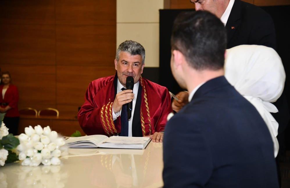 Mesut Akbıyık ilk nikahını kıydı Yeni Karesi Belediye Başkanı Mesut Akbıyık, ilk nikahını kıydı.31 Mart