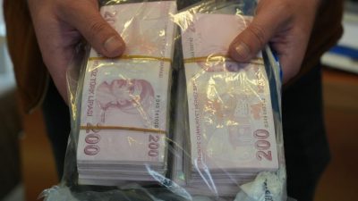 &nbsp;Antalya’da tır şoförünün bindiği halk otobüsünün koltuğunda unuttuğu ve içinde