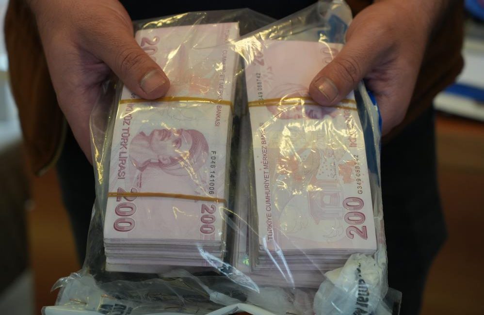 Tır şoförünün 100 bin TL’sini teslim eden halk otobüsü şoförü: “Helal paraymış” Antalya’da tır şoförünün bindiği halk otobüsünün koltuğunda unuttuğu ve içinde