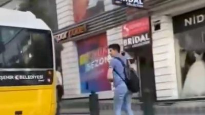 Bursa’da akan trafikte yolcu minibüsünün arkasına tutunarak ilerleyen patenli genç,