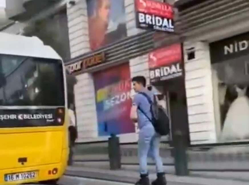 Bursa’da akan trafikte yolcu minibüsünün arkasına tutunarak ilerleyen patenli genç,