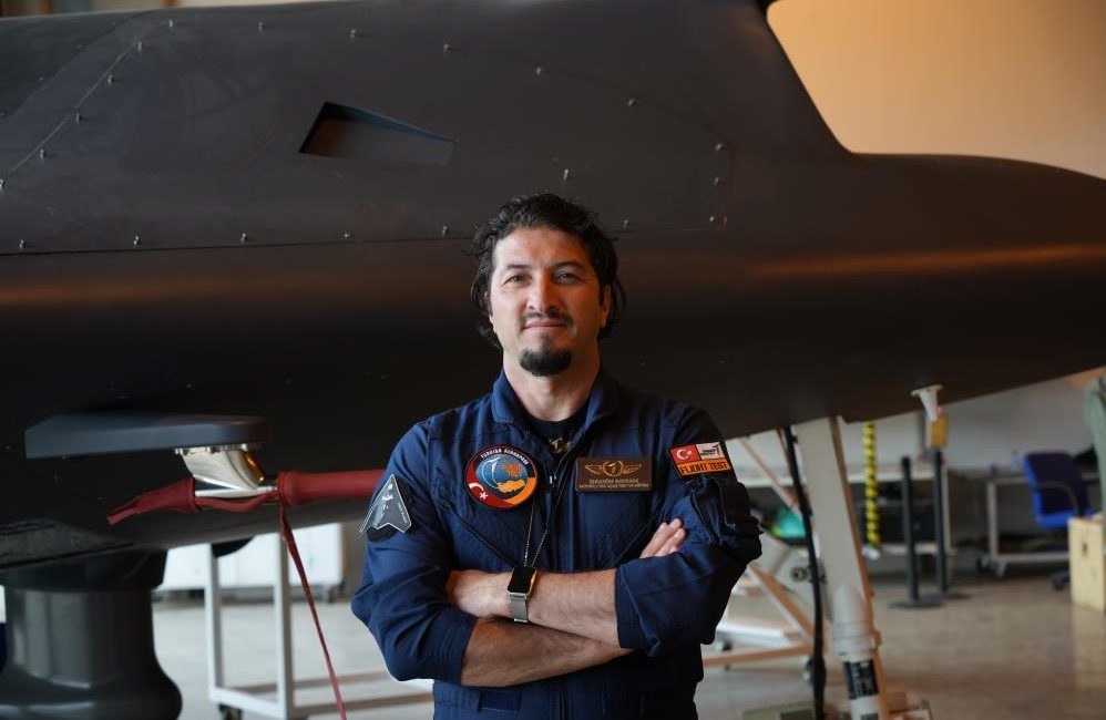 ANKA-III test pilotu İbrahim Bayram, Dünya Pilotlar Günü dolayısıyla konuştu ANKA-III’ün test pilotu İbrahim Bayram, testlerin başarılı olduğunu belirterek, “Yakın
