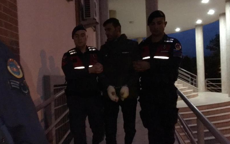 Para vermeyen annesini benzin dökerek yakan şahıs tutuklandı Sakarya’nın Akyazı ilçesinde para istediği annesinden ret cevabı aldıktan sonra