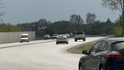 Düzce’de trafik polisinin radar uygulama yaptığını selektör ile diğer sürücülere