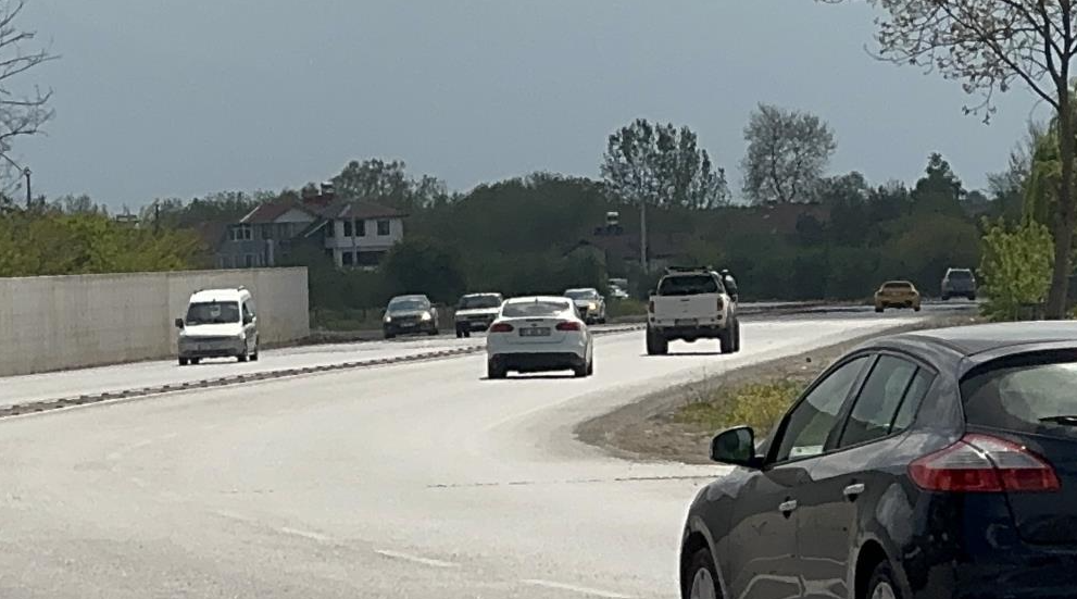 Düzce’de trafik polisinin radar uygulama yaptığını selektör ile diğer sürücülere