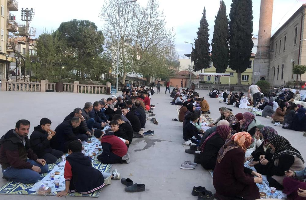 Sındırgı’da Kadir Gecesinde STK’ lar tarafından Ümmet İftarı Şerif Paşa