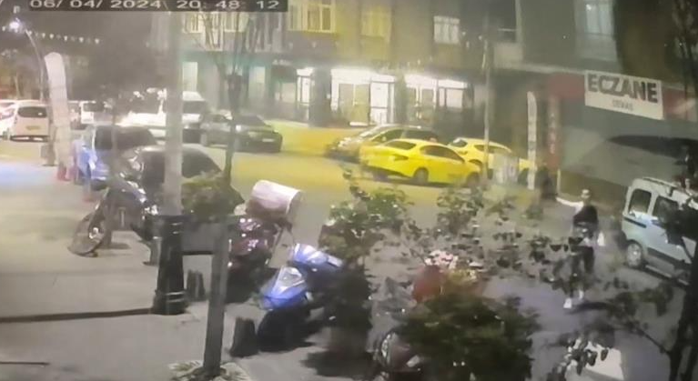Sultangazi’de iftar sonrası bir pideciye gelen iki kişi, lahmacun istedi.