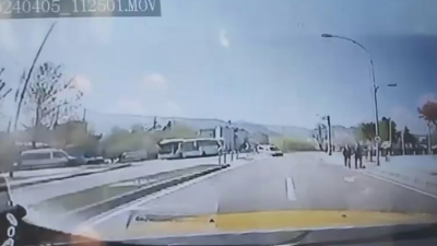 Bursa’da kontrolden çıkan otomobil ters şeride girdi. Facianın eşiğinden dönüldüğü
