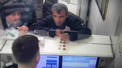 Gaziantep’te bir döviz bürosu çalışanı, yoğunluk sırasında 7 tam altın