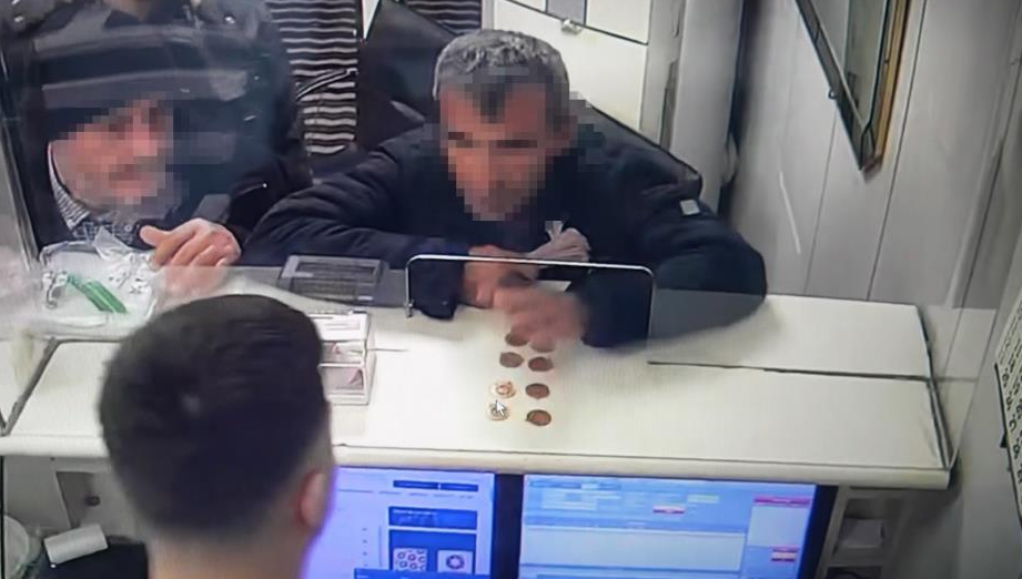 Gaziantep’te bir döviz bürosu çalışanı, yoğunluk sırasında 7 tam altın