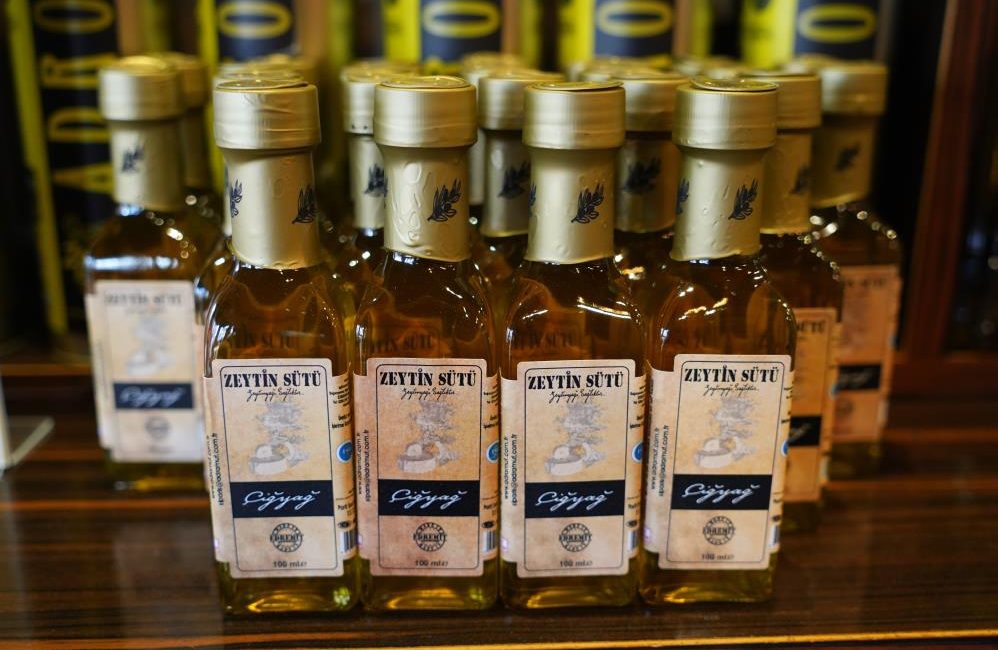 Zeytin Sütü büyük ilgi görüyor Balıkesir’in Edremit körfezi ilçelerinde üretilen zeytin sütü ilgi görüyor. Organik