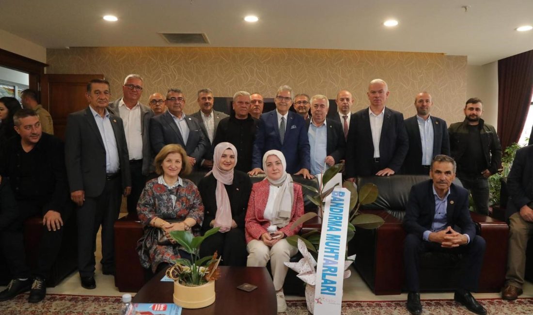 Bandırma’nın muhtarları Başkan Mirza’ya isteklerini anlattı Bandırma Belediye Başkanı Dursun Mirza’yı ziyaret eden muhtarlar, ilçe genelindeki