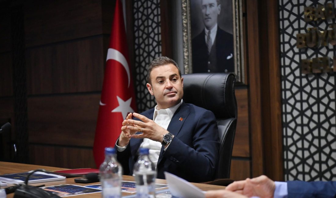 Balıkesir Büyükşehir Belediye Başkanı Ahmet Akın, gündüz vatandaşa temas ediyor,