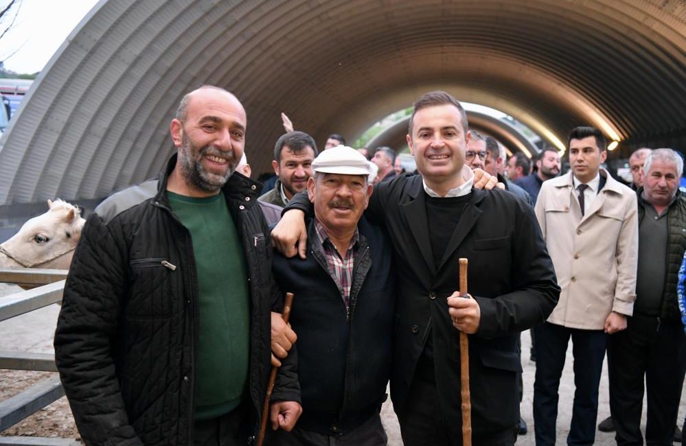 Başkan Akın, hayvan pazarının şartlarını iyileştirecek Balıkesir’de güne, hayvan pazarında başlayarak esnafa kolaylıklar dileyen Büyükşehir Belediye