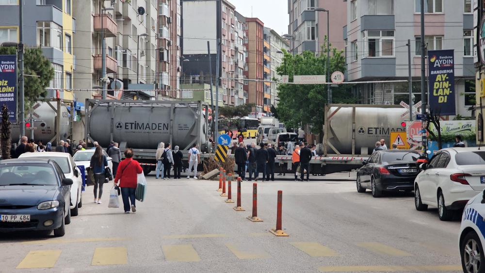 Bandırma’da Tren arızası nedeniyle hemzemin geçitte ulaşım kapandı Bandırma Ordu Caddesi’nde bulunan hemzemin geçitte yük treninin arıza yapması