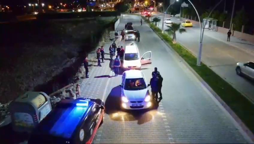 Edremit’te asayiş, huzur ve narkotik uygulaması Edremit’te, polis ekiplerince gerçekleştirilen asayiş, huzur ve narkotik uygulamasında aranan