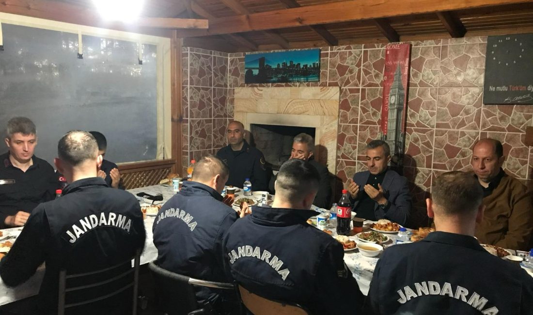 Erdek Kaymakamı iftarda jandarma ile bir araya geldi Tatlısu Jandarma Karakolu’nda düzenlenen iftar davetine katılan Erdek Kaymakamı Atakan Atasoy,