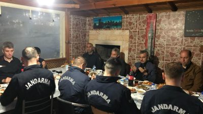 Tatlısu Jandarma Karakolu’nda düzenlenen iftar davetine katılan&nbsp;Erdek Kaymakamı Atakan Atasoy,