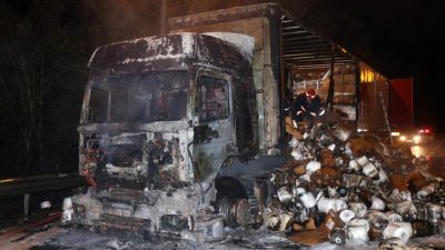 Anadolu Otoyolu Sakarya geçişinde elyaf iplik yüklü tırın alev topuna