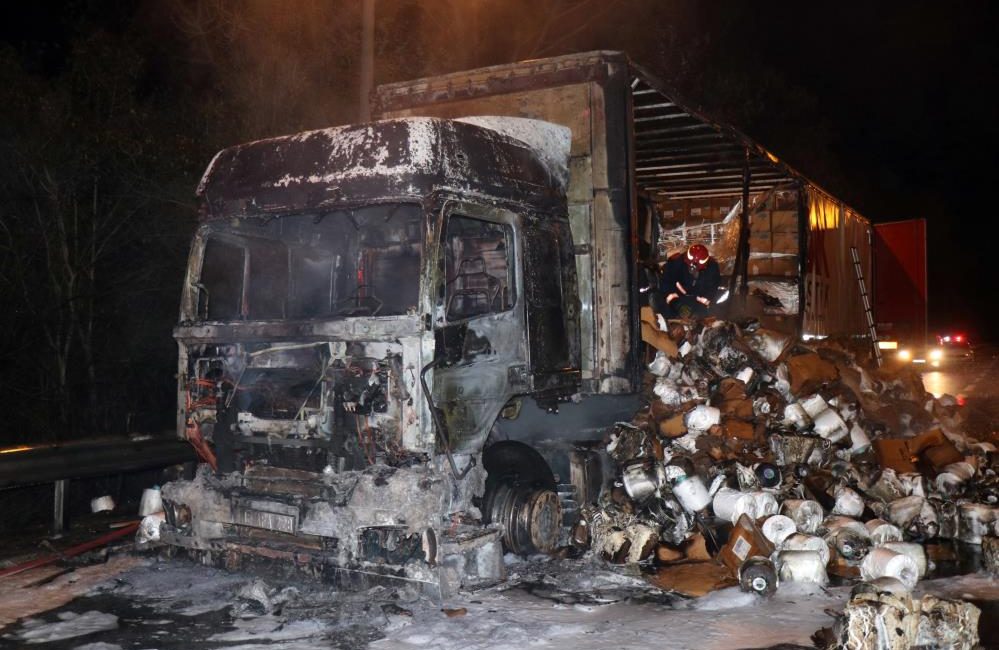 Otoyolda tır alev alev yandı Anadolu Otoyolu Sakarya geçişinde elyaf iplik yüklü tırın alev topuna