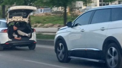 Bursa’da otomobilin görüntü çekimini yapmak için kendi canlarını hiçe sayan