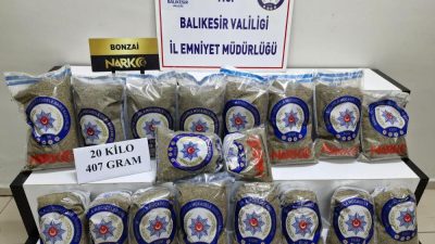 Edremit’te iki şüpheli çay olduğunu beyan ederek kurtulmaya çalıştıkları madde