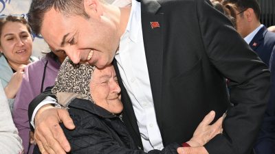 Bayramın ikinci gününde de hemşehrileriyle kucaklaşan Balıkesir Büyükşehir Belediye Başkanı
