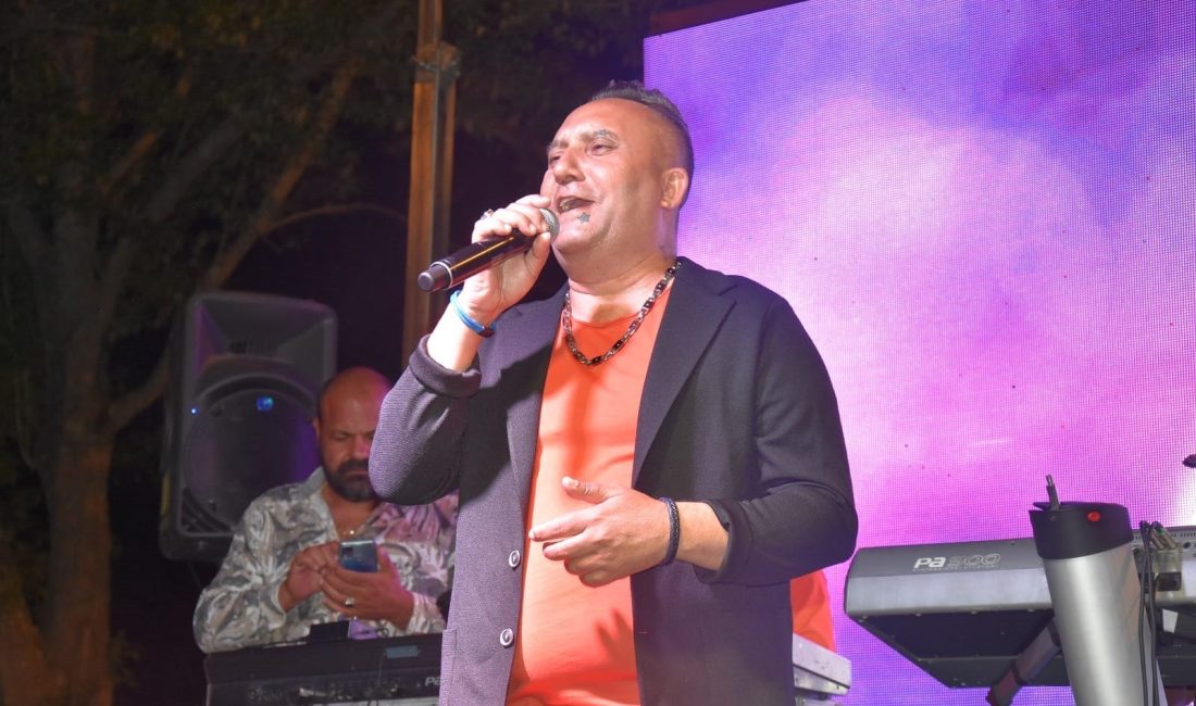 Gönen’de düzenlenen Roman Şenliği’nde vatandaşlar İzmirli Taylan ile konserde saatlerce