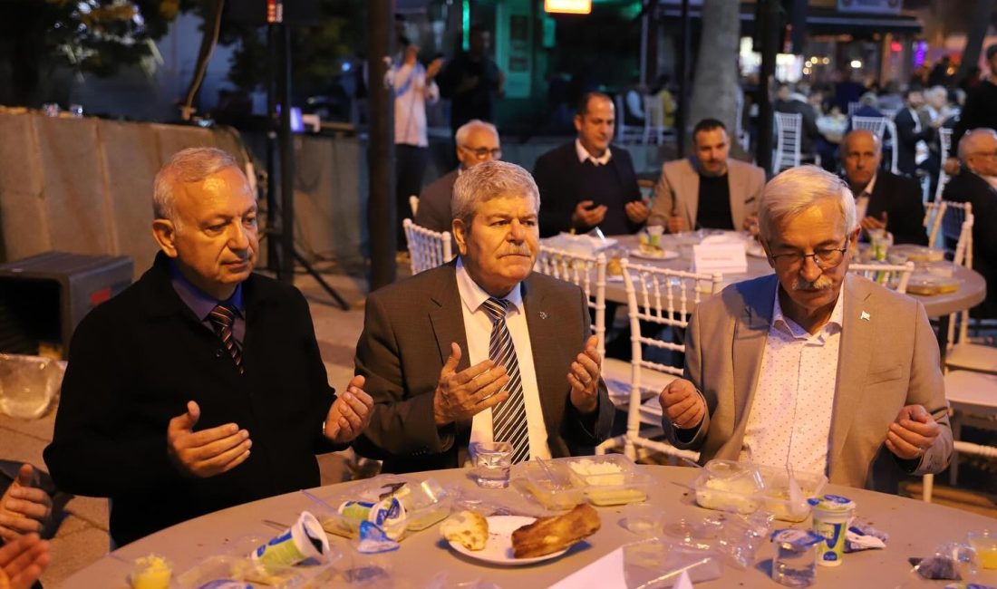 Erdek’te yeni dönem kurulan iftar sofrasıyla karşılandı Erdek Belediyesi tarafından düzenlenen iftar davetine Bandırma Belediye Başkan Yardımcısı