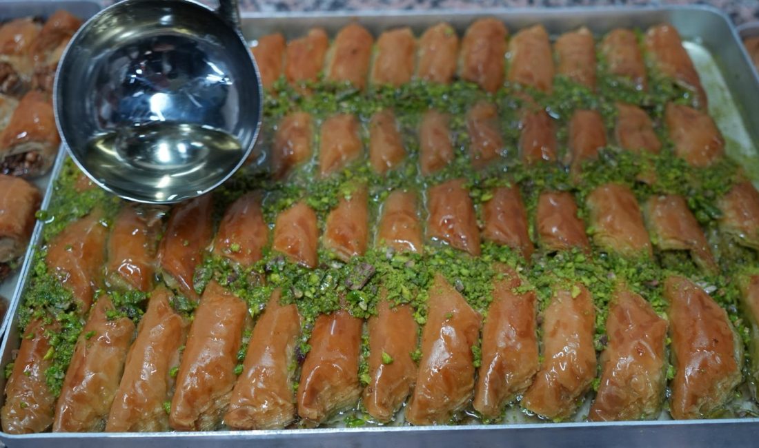 Baklavalar bayram sofraları için hazırlanıyor Kırıkkale’de baklava ustaları, bayram için haftalar öncesinden alınan siparişleri yetiştirmek