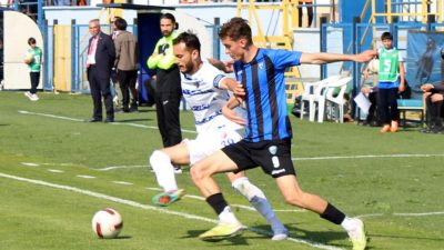 TFF 2. Lig Beyaz Grup 33. hafta mücadelesinde Karacabey Belediyespor,