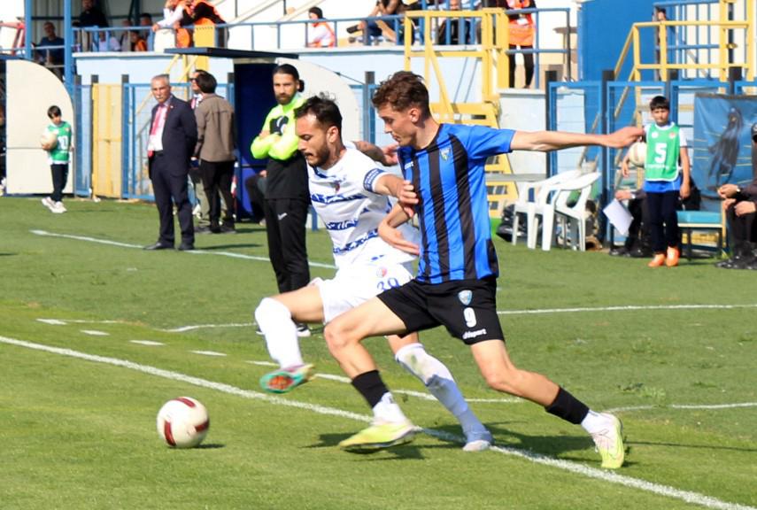 TFF 2. Lig Beyaz Grup 33. hafta mücadelesinde Karacabey Belediyespor,