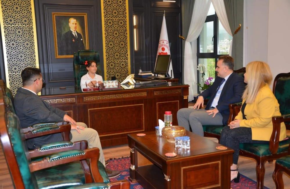 Edremit’i öğrenciler yönetti 23 Nisan Ulusal Egemenlik ve Çocuk Bayramı nedeniyle Karagözoğlu İlkokulunun