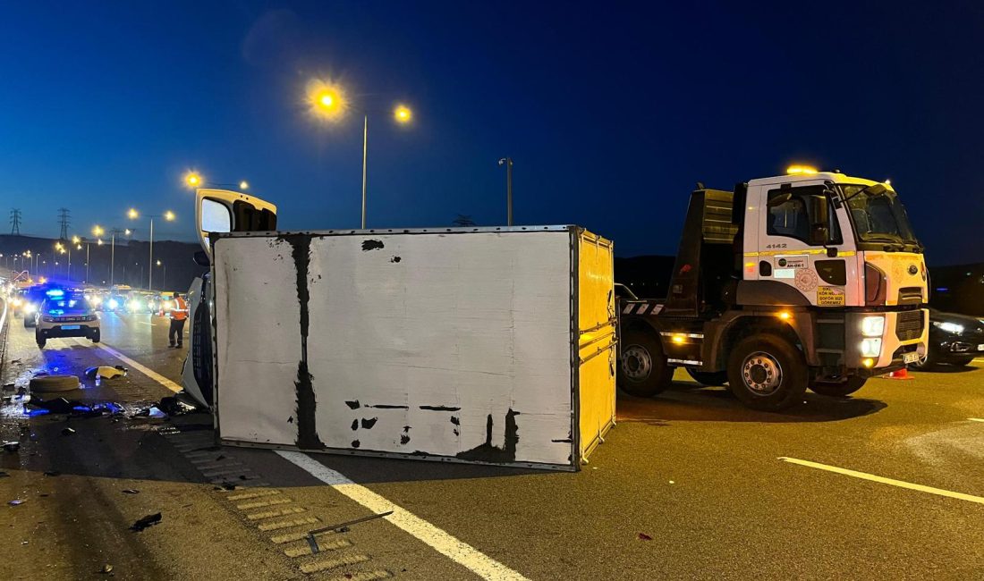 Kuzey Marmara Otoyolu’nun Kocaeli geçişinde kamyonet ile otomobilin çarpıştığı kazada