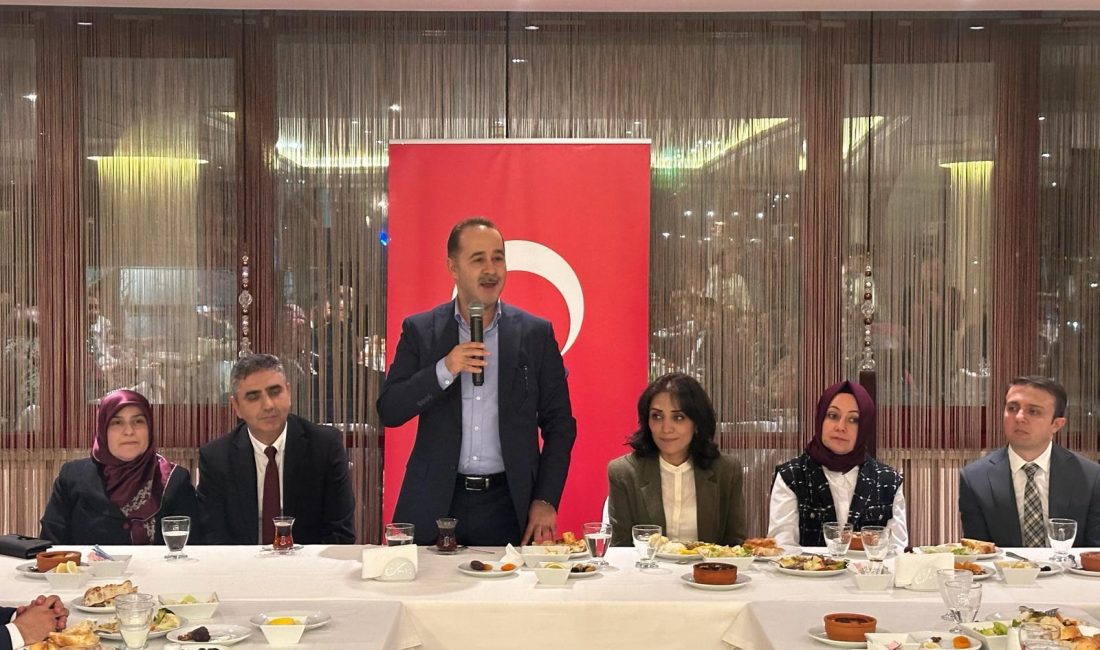 Kaymakam Aksakal, emniyet personeli ile iftarda buluştu Bandırma Kaymakamı, Bandırma Emniyet Teşkilatı ile iftar sofrasında bir araya