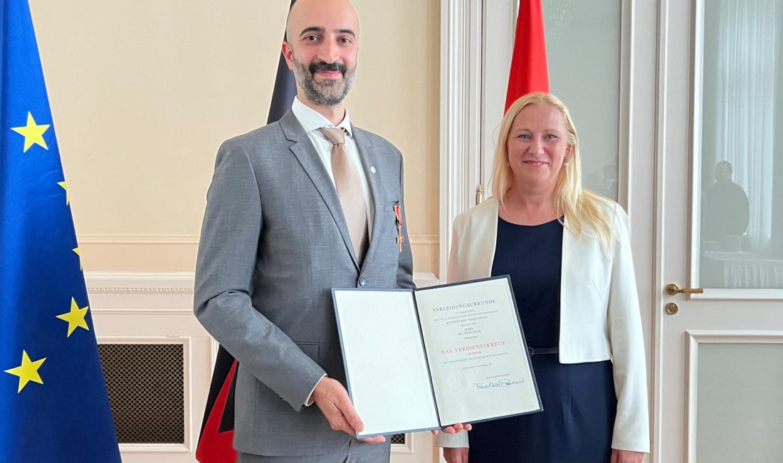 Almanya’da Türk kökenli doktora “Liyakat Nişanı” Almanya’da Türk kökenli Doktor Cihan Çelik, hükümet tarafından kamu yararına