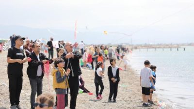 Edremit Belediyesi tarafından bu yıl 24.sü düzenlenen Uçurtma Şenliği binlerce