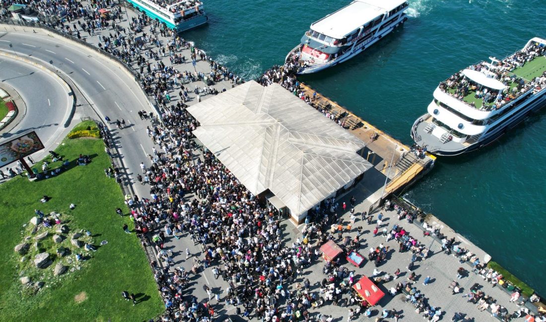 İstanbul’da bayramda vapur sırası yoğunluğu Ramazan Bayramı’nın ikinci gününde güzel havayı fırsat bilen yerli ve