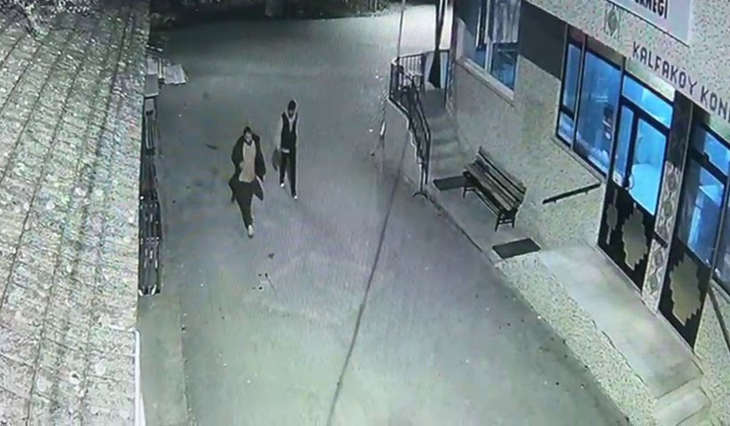 Gönen’de motosiklet çalan hırsızlar kısa sürede yakalandı Gönen’de bir motosikleti çalan şüpheliler güvenlik kameralarının incelenmesi sonucu yakalandı. Gönen