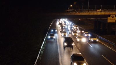 Anadolu Otoyolu’nda dönüş yoğunluğu yaşanırken, yoğunluktan kaçıp emniyet şeridine girdiği